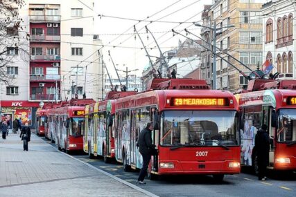 PUTNICI U PANICI Zapalio se trolejbus u centru grada, svi izjurili napolje