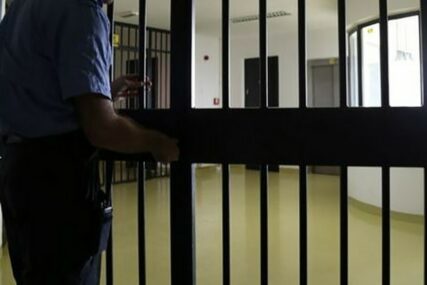 Na sudu iznijela bizarnu odbranu: Djevojka (23) ubola nožem dečka u krevetu iz osvete