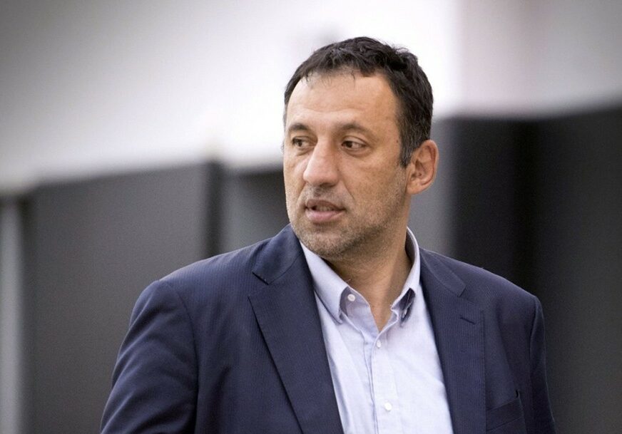 UMALO TRAGEDIJA Munja POGODILA AVION u kojem su bili Divac i Stojaković