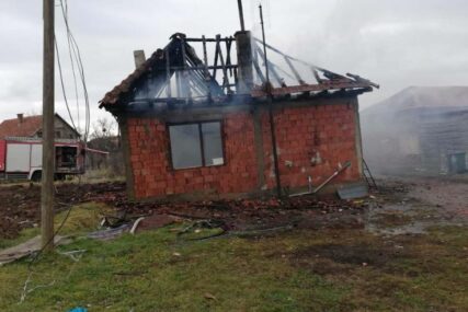 VATRENA STIHIJA PROGUTALA KUĆU Osmočlana porodica ostala bez krova nad glavom
