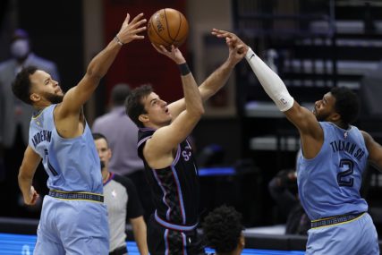 HOLMS TRAGIČAR Poraz Sakramenta, Bjelica ubacio 11 poena
