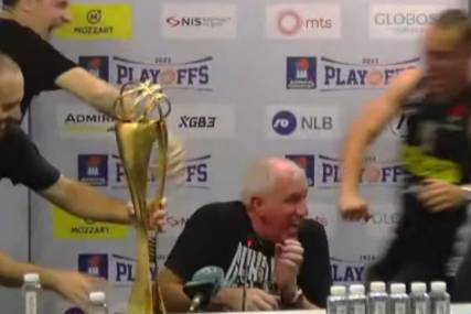 Slavlje nastavljeno i na konferenciji: Igrači okupirali Obradovića i napravili šou (VIDEO)