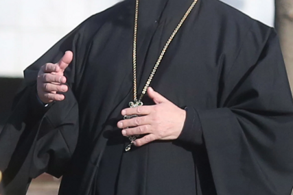 "Umro si za mene kada si OBUKAO TUĐE MANTIJE" Sveštenik Aleksandar se ODREKAO SINA kad je promijenio vjeru, a majci srce prepuklo