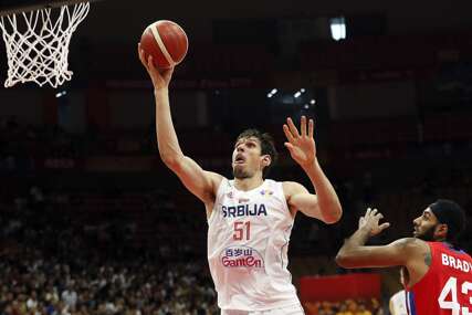 Boban Marjanović postiže koš
