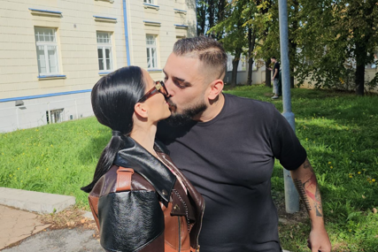 (FOTO) VESELO U DOMU DARKA LAZIĆA Pjevač se javno obratio supruzi i kćerki, prizor iz porodičnog doma topi najtvrđa srca