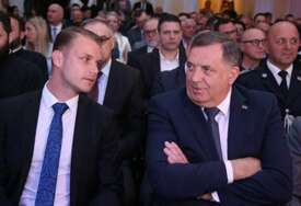 (FOTO) Ko čita SMS PORUKE, a ko se SVAĐA SA ISTINOM: Nastavlja se politički rat Dodika i Stanivukovića, NE ŠTEDE NA TEŠKIM RIJEČIMA