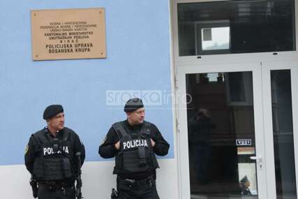 (VIDEO, FOTO) SRPSKAINFO U BOSANSKOJ KRUPI: Ovo je policijska stanica u kojoj je maloljetnik (14) UBIO JEDNOG POLICAJCA, a drugog ranio