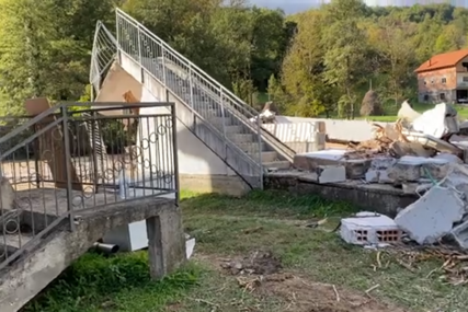 (VIDEO) Ostali samo stepenište i ograda: Užas u selu Trusina, KATASTROFALNE POPLAVE odnijele kuću, šteta je ogromna