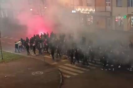 (VIDEO) Krenuli na Gradski stadion: Navijači u velikom broju žele da podrže svoj Borac