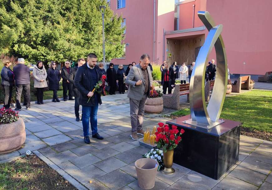 SPOMENIK STILIZUJE TRI SUZE Služen pomen za stradale u požaru u Domu kulture Gradiška