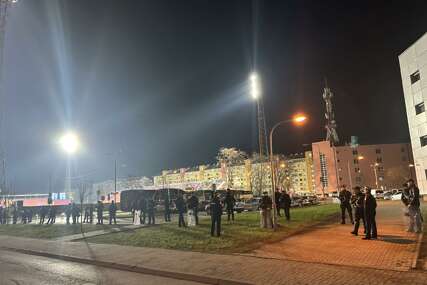 (VIDEO, FOTO) Kordon policije čuva Kiprane: Navijači Omonije već zauzeli svoje pozicije na tribinama Gradskog stadiona