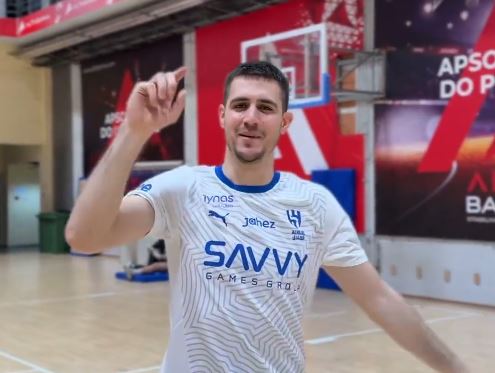 (VIDEO) "Hvala na podršci, vidimo se u Areni" Vanja Marinković obukao dres Mitrovića, pogodio trojku, pa proslavom oduševio sve