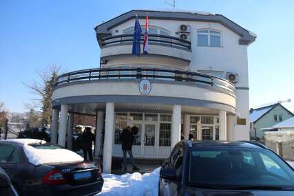 (FOTO) Otvorena birališta i u BiH: Hrvati u Banjaluci i drugim gradovima glasaju za predsjednika Hrvatske