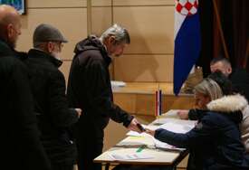(FOTO) SKANDAL EPSKIH RAZMJERA Glasački listići završili u moru, a sada je otkriven i razlog