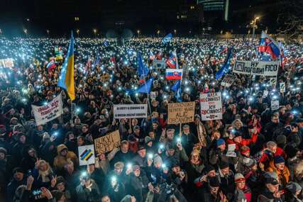 (FOTO) "NE MOŽE IMITIRATI PUTINA" Protesti na ulicama Slovačke zbog proruske politike Roberta Fica