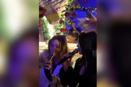 (VIDEO) PUNE ŠAKE PARA Pjevačice za 45 sekundi uzele 2.000 EVRA kada su zapjevale ovaj Cecin hit, nepoznati muškarac im je neprekidno punio džepove