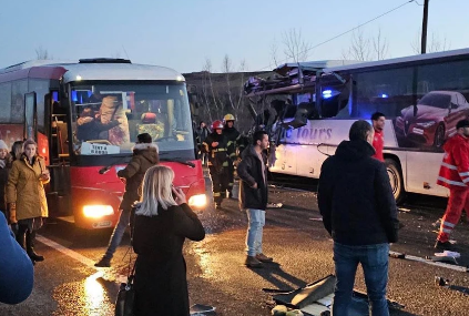 POGINULE 2 OSOBE Poznato u kakvom su stanju povrijeđeni u stravičnom sudaru 2 autobusa