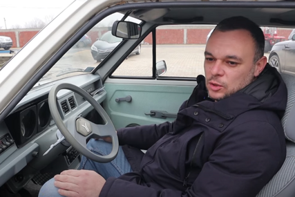 (VIDEO, FOTO) Za njih granice ne postoje: Humani mladići iz Srbije legendarnim JUGIĆEM putuju do daleke Kine i SKUPLJAJU NOVAC ZA NAJMLAĐE