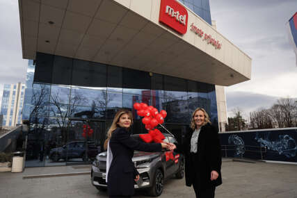 (FOTO) "Ispunili smo što smo obećali" Jelena Trivan uručila ključeve Citroena C3 srećnoj dobitnici m:tel nagradne igre