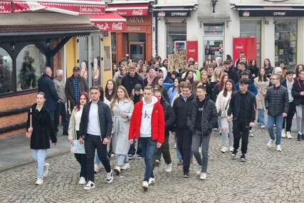 (FOTO) "Ova agonija nije od juče" Studenti, srednjoškolci i penzioneri na mirnom protestu u Tuzli zbog POSKUPLJENJA USLUGA JAVNOG PREVOZA