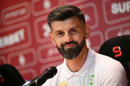 (FOTO) "Napustili smo kuću u Bihaću samo sa stvarima koje smo mogli nositi u rukama" Stručnjak iz BiH koji je izbacio Liverpul potresao javnost svojom životnom pričom