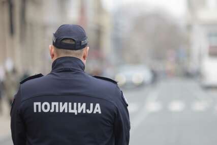 ODREĐEN PRITVOR MLADIĆU (19) Policajcu nanio teške povrede nožem, poznato kolika zatvorska kazna mu prijeti