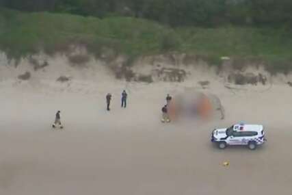 (VIDEO) Stravičan trenutak na plaži: Ljudi gledali kako AJKULA NAPADA DJEVOJKU