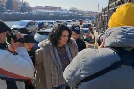 (VIDEO) Bivša gradonačelnica Niša dovedena u UKP: Lisice na rukama zbog KORUPCIJE, po izlasku iz policijskog auta izgovorila je jednu rečenicu