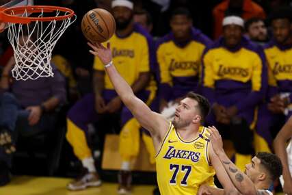 Luka Dončić, zakucava