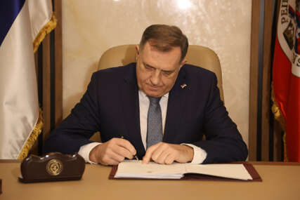 (VIDEO, FOTO) GOTOVO JE Dodik potpisao ukaze o proglašenju 4 zakona kojim se ZABRANJUJE RAD INSTITUCIJA BiH u Srpskoj