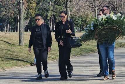 (VIDEO, FOTO) Pjevačica poslala vijenac od bijelih ruža: Dragana Mirković se NIJE POJAVILA NA SAHRANI Saše Popovića, a Ceca došla sa Marijom Šerifović
