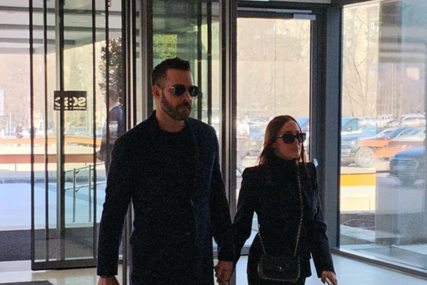 (FOTO) Trudna Aleksandra Prijović na komemoraciji Saši Popoviću: Filip je drži za ruku, OBOJE U CRNINI