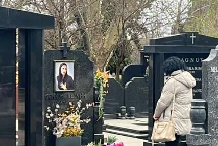(FOTO) Danas 15 godina od ubistva Ksenije Pajčin: Majka pjevačice na GROBLJU MAZI NJENU SLIKU, donijela veliki buket bijelih i roze ruža