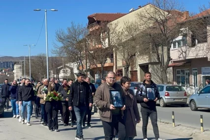 (VIDEO, FOTO) Rijeka ljudi dolazi na sahranu: Na groblju veliki broj vozila Hitne pomoći, mladi u majicama sa POTRESNOM PORUKOM