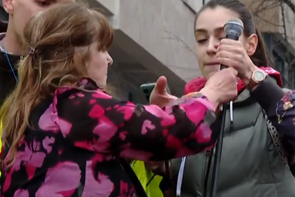 (FOTO) Incident na protestu u Beogradu: Žena nezadovoljna govorom PREKINULA STUDENTKINJU, pokušala preuzeti mikrofon