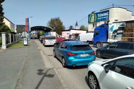 GUŽVA NA SVE STRANE Pojačan intenzitet saobraćaja na više graničnih prelaza u oba smjera