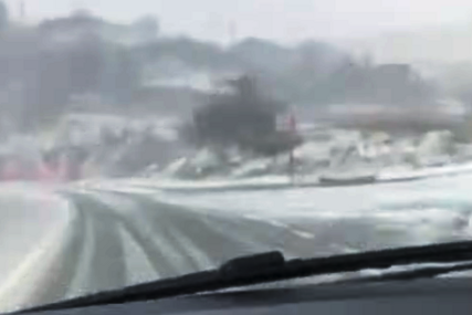  (VIDEO) LEDENI TALAS U CRNOJ GORI Zapadao snijeg na sjeveru zemlje, zabijelilo čak i iznad Budve