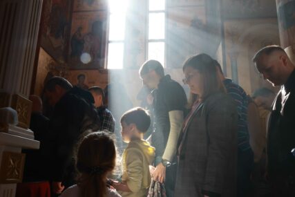(FOTO) CRVENO JAJE, TIŠINA I MOLITVA Veliku subotu mnogi vjernici dočekali u crkvama i hramovima