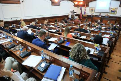 (FOTO) "Došli smo da usvojimo budžet koji se čeka toliko mjeseci" Krediti za most u Docu i projekte Tunjice 1 i 2 pokrenuli raspravu u skupštinskoj sali