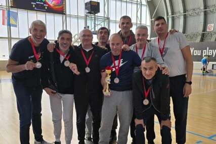 (FOTO) U Srbiju doneli trofej i medalju: Veterani "4K" Priština briljirali na međunarodnom turniru u Igalu