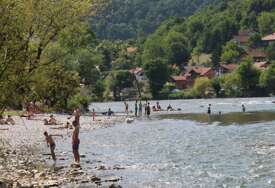 BiH SE "PRŽI" NA SUNCU Za naredna dva dana IZDATO NARANDŽASTO UPOZORENJE, živa u termometru "skače" i do 41 stepen