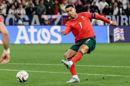 DRAMA U MINHENU Navijač utrčao na teren i prišao Ronaldu da se fotografiše, reagovalo obezbjeđenje