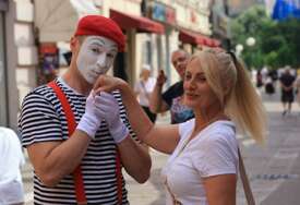 (VIDEO, FOTO) A večeras i spektakularni ŠOU S VATROM: Interesantan program "TrotoArta" danima izmamljuje OSMIJEH Banjalučanima
