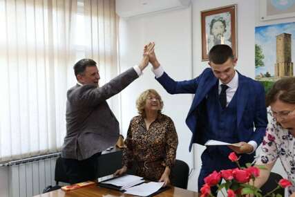 (FOTO) Spuštena zavjesa na mature u Banjaluci: Maturanti iz Centra "Zaštiti me" proslavili kraj svoga školovanja