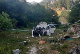 (FOTO) Sletjeli u provaliju, automobil potpuno smrskan: U stravičnoj nesreći POGINULE MAJKA I BEBA, ocu se bore za život  
